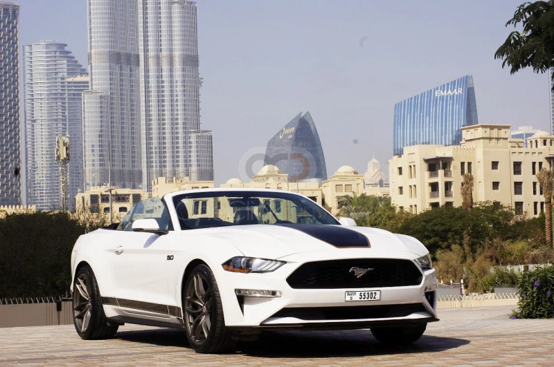 Beyaz Ford Mustang EcoBoost Convertible V4 2019 for rent in Dubai 1